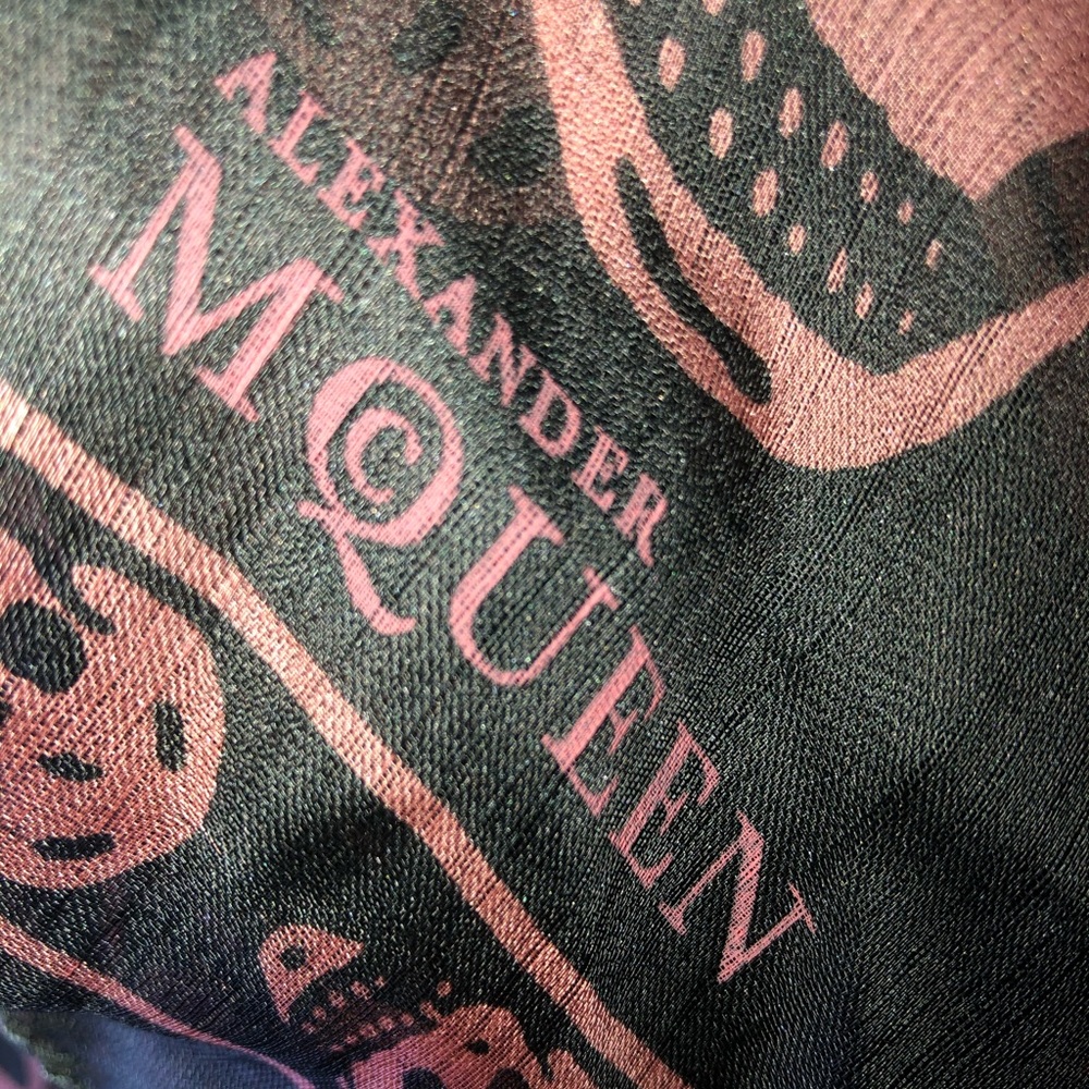 ❌SOLD❌ Alexander McQueen Classic Skull Scarf/Wrap - Picture 8 of 15